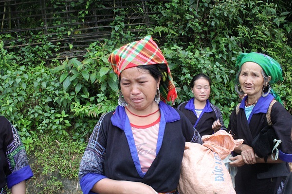 Ám ảnh vì tận mắt nhìn nhà mình bị lũ cuốn phăng trong chớp mắt - 1
Vợ anh Lẩu không kìm được nước mắt khi mất đi toàn bộ tài sản