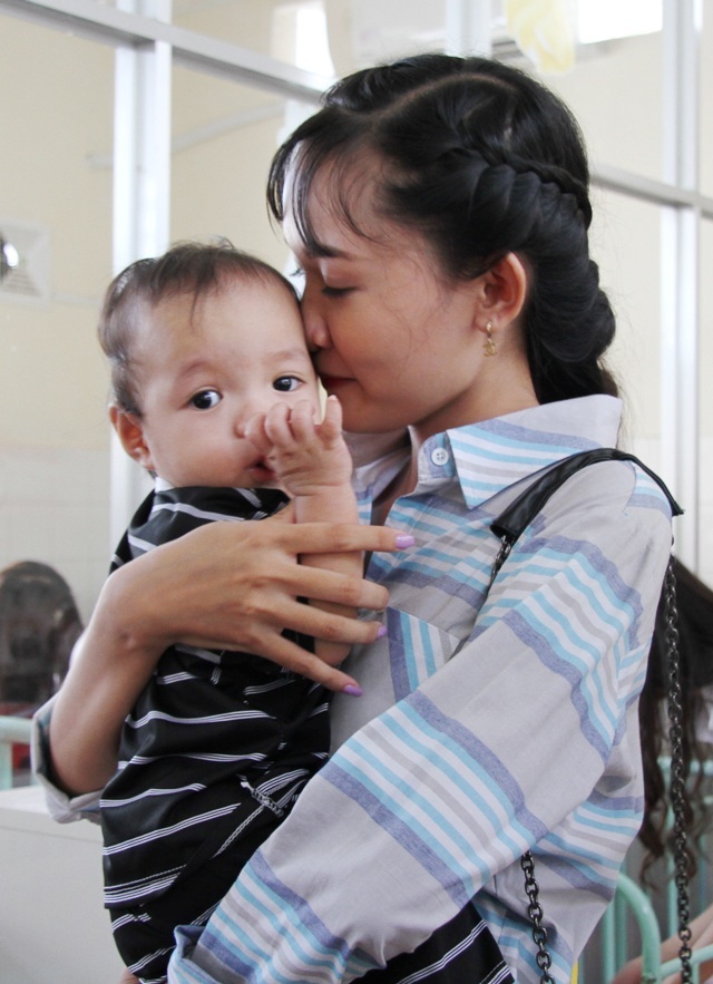 Người đẹp Hoa khôi Nam Bộ xúc động thăm những mảnh đời bất hạnh - 2 Người đẹp Hoa khôi Nam Bộ xúc động thăm những mảnh đời bất hạnh - 2