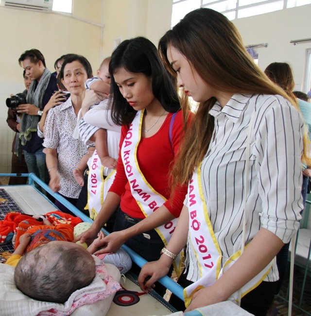 Người đẹp Hoa khôi Nam Bộ xúc động thăm những mảnh đời bất hạnh - 5 Người đẹp Hoa khôi Nam Bộ xúc động thăm những mảnh đời bất hạnh - 5
