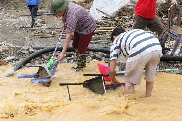 Hàng nghìn người căng mình giúp Mù Cang Chải vực dậy sau lũ - 10 Hàng nghìn người căng mình giúp Mù Cang Chải vực dậy sau lũ - 10