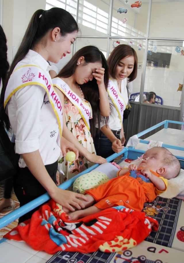 Người đẹp Hoa khôi Nam Bộ xúc động thăm những mảnh đời bất hạnh - 6 Trước những em nhỏ bất hạnh, nhiều thí sinh đã không cầm được sự xúc động.