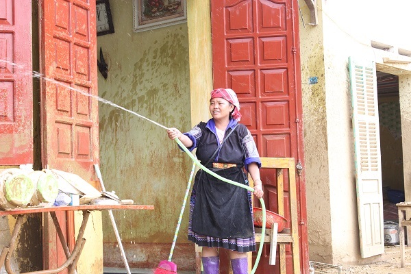 Hàng nghìn người căng mình giúp Mù Cang Chải vực dậy sau lũ - 13
Một người dân sống trong xã Kim Nọi ra giúp các hộ dân ở tổ 8.