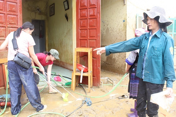 Hàng nghìn người căng mình giúp Mù Cang Chải vực dậy sau lũ - 15
Bà Nông Thị Mai huy động người nhà dọn dẹp lau chùi đồ đạc.