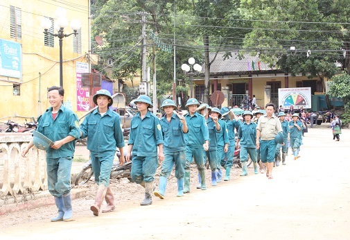 Hàng nghìn người căng mình giúp Mù Cang Chải vực dậy sau lũ - 16
Đến chiều nay 4/8, các lực lượng dân phòng vẫn tiếp tục hỗ trợ cứu hộ cứu nạn các nạn nhân mất tích và thu dọn khu vực lũ đi qua.