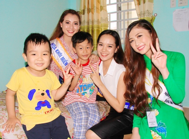 Người đẹp Hoa khôi miền Trung hội ngộ ở đất Tây Đô - 10 Dù là ai, ở đâu, làm gì, thì sự sẻ chia và mang lại niềm vui, nụ cười cho những mảnh đời bất hạnh luôn là điều cần thiết cho cuộc đời này.