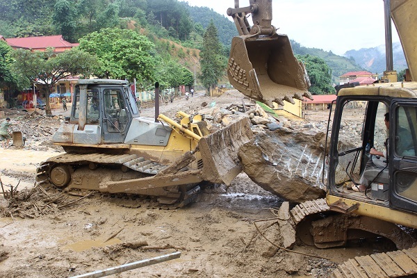 Huy động tổng lực dọn dẹp trường sau lũ, chạy đua với khai giảng - 14 Huy động tổng lực dọn dẹp trường sau lũ, chạy đua với khai giảng - 14