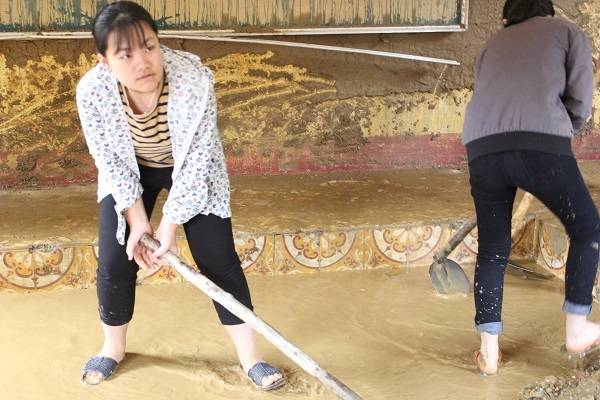 Huy động tổng lực dọn dẹp trường sau lũ, chạy đua với khai giảng - 1 Huy động tổng lực dọn dẹp trường sau lũ, chạy đua với khai giảng - 1