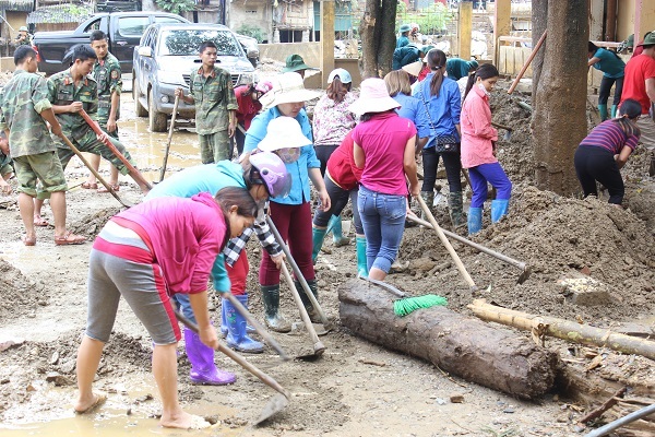 Huy động tổng lực dọn dẹp trường sau lũ, chạy đua với khai giảng - 7
Các bậc phụ huynh có con em học tại trường THCS Võ Thị Sáu nỗ lực với hy vọng các con có thể kịp nhập học vào năm học mới