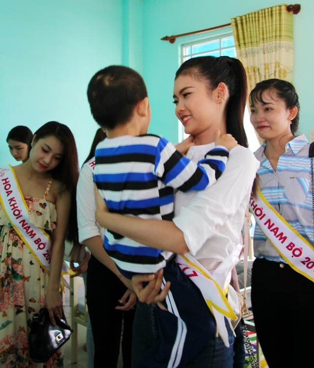 Người đẹp Hoa khôi Nam Bộ xúc động thăm những mảnh đời bất hạnh - 8 Người đẹp Hoa khôi Nam Bộ xúc động thăm những mảnh đời bất hạnh - 8