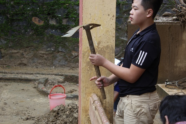 Huy động tổng lực dọn dẹp trường sau lũ, chạy đua với khai giảng - 3 Huy động tổng lực dọn dẹp trường sau lũ, chạy đua với khai giảng - 3