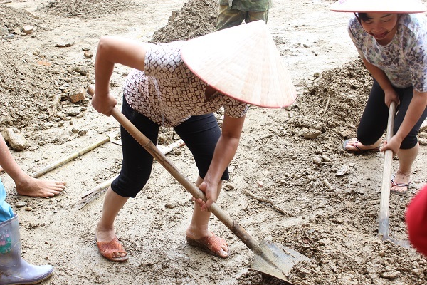 Huy động tổng lực dọn dẹp trường sau lũ, chạy đua với khai giảng - 12
Cô Đinh Thị Hương, 53 tuổi, phụ huynh của cháu Đào Duy Hưng học lớp 9A1 cho biết: Ngay sau khi biết tin ngôi trường con trai mình đang học bị lũ tàn phá, tôi đã cùng với bà con và các phụ huynh khác đến đây dọn dẹp từ sáng ngày 3/8. Mong muốn lớn nhất của cô bây giờ là khôi phục lại ngôi trường để cho con có thể kịp tham dự ngày khai giảng vào ngày 5/9 sắp tới