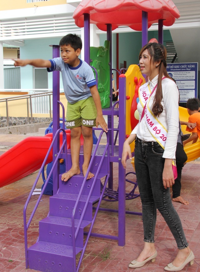Người đẹp Hoa khôi Nam Bộ xúc động thăm những mảnh đời bất hạnh - 9 Người đẹp Hoa khôi Nam Bộ xúc động thăm những mảnh đời bất hạnh - 9