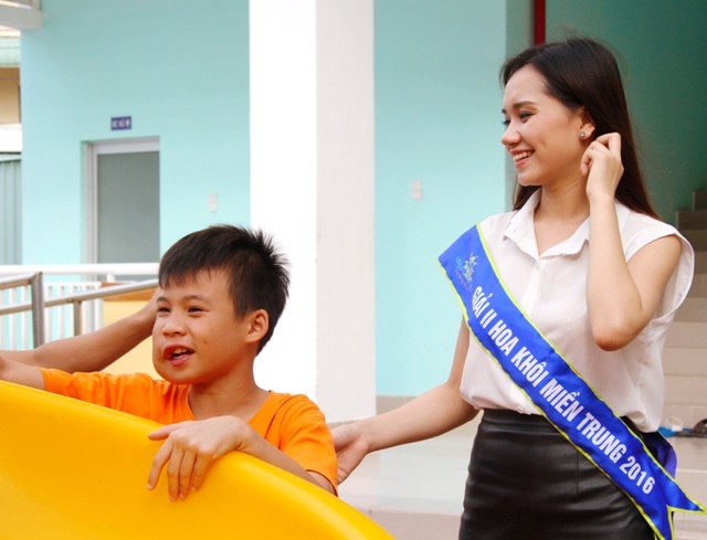 Người đẹp Hoa khôi miền Trung hội ngộ ở đất Tây Đô - 5 Á khôi 1 Tô Mai Thùy Dương mang nụ cười đến các em bất hạnh.