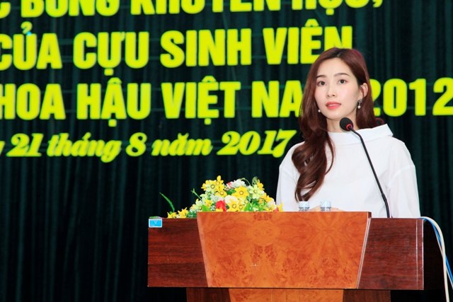 Hoa hậu Đặng Thu Thảo trao học bổng cho sinh viên trường ĐH Tây Đô - 1 Hoa hậu Đặng Thu Thảo chia sẻ sự xúc động khi trở lại thăm trường cũ.