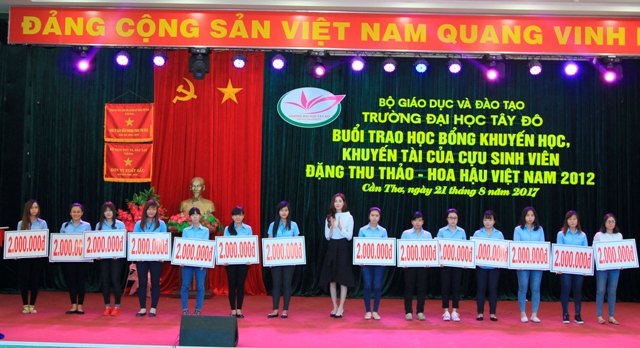 Hoa hậu Đặng Thu Thảo trao học bổng cho sinh viên trường ĐH Tây Đô - 2 Hoa hậu Việt Nam 2012 trao học bổng cho các sinh viên trường ĐH Tây Đô.