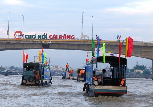Đoàn thuyền tham gia diễu hành tại ngày du lịch văn hóa chợ nổi