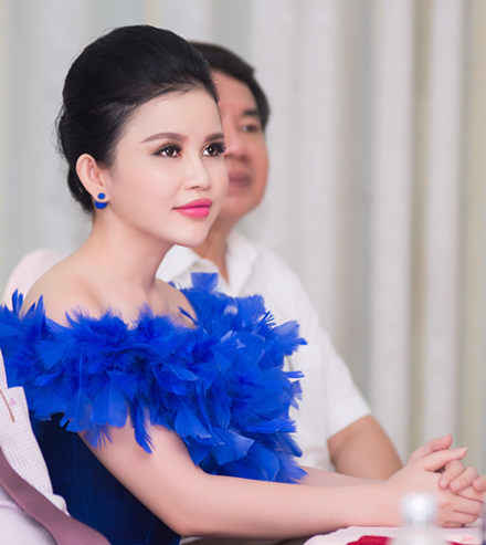 Hoa hậu Janny Thủy Trần được ngợi khen về những hoạt động từ thiện - 3 Cũng trong buổi họp mặt, Hoa hậu Janny Thủy Trần nhận được lời khen tặng và cám ơn cho những đóng góp về những hoạt động thiện nguyện của mình trong suốt năm qua.