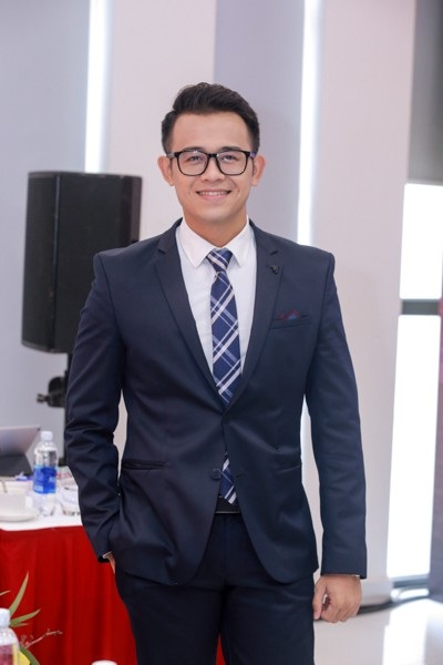 Sau lễ ăn hỏi bí mật, MC Đức Bảo dẫn cho huyền thoại của Manchester - 1 Sau khi tổ chức lễ ăn hỏi bí mật, MC Đức Bảo mau chóng trở lại với guồng quay công việc.
