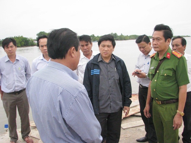 Ông Lê Văn Sử - Phó Chủ tịch tỉnh Cà Mau (giữa) đi kiểm tra công tác ứng phó áp thấp nhiệt đới tại huyện Ngọc Hiển. (Ảnh: Huỳnh Hải)