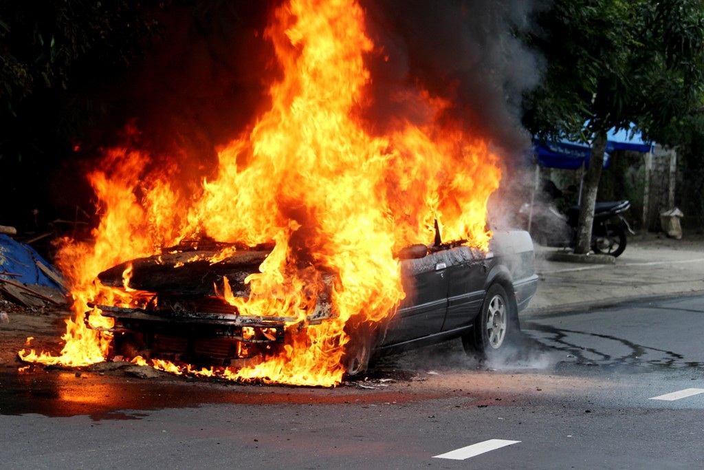 Đang lưu thông, ô tô 4 chỗ “bốc hỏa” cháy rụi - Ảnh 3. Đang lưu thông, ô tô 4 chỗ “bốc hỏa” cháy rụi - Ảnh 3.