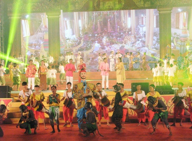 Tưng bừng ngày hội văn hóa Khmer Nam Bộ - 11 Một số tiết mục múa hát đặc sắc tại lễ khai mạc.