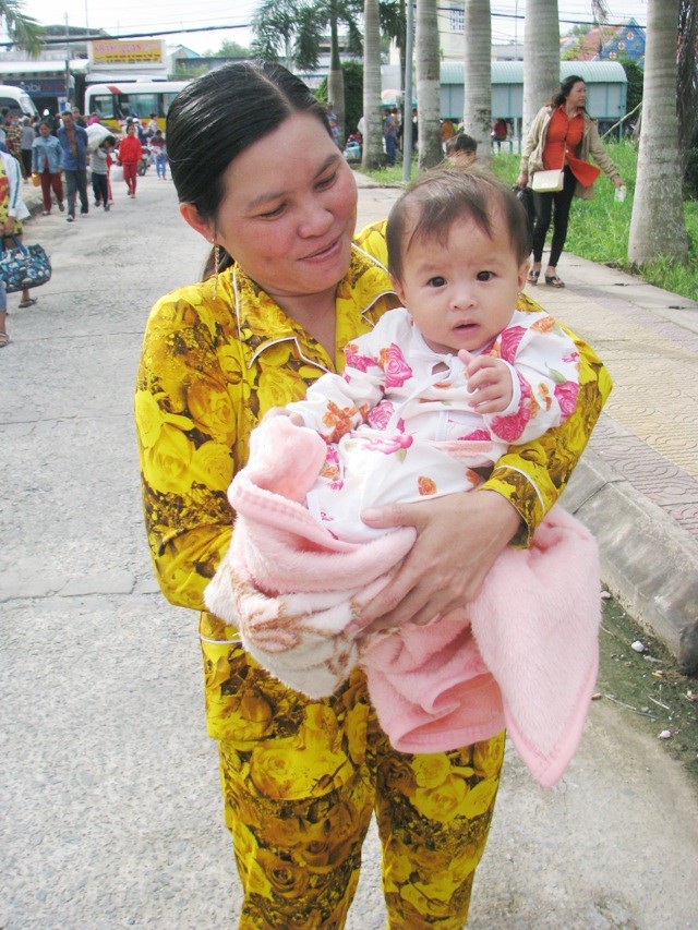 Ngay sau Noel, người miền Tây nháo nhào chạy bão - 1
Một em bé mới 7 tháng tuổi theo mẹ chạy bão.