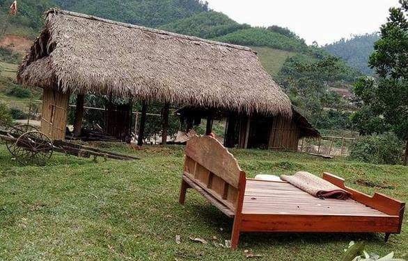 Xe lao vào ta luy, 3 mẹ con thương vong - 2 Hiện trường nơi xảy ra sự việc