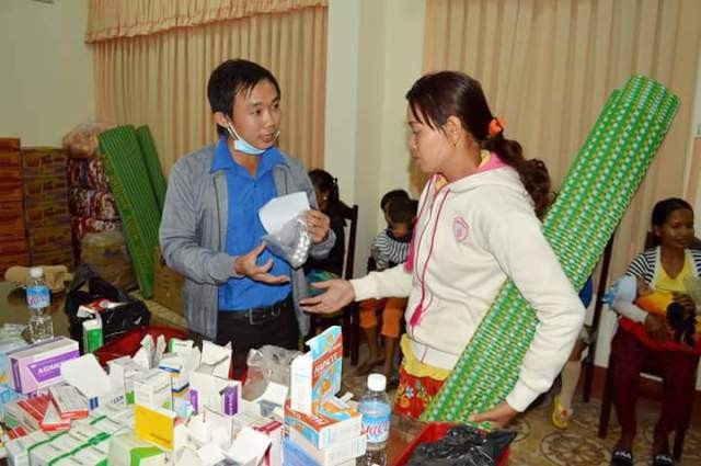 Phát đồ dùng, khám bệnh phát thuốc cho người dân.