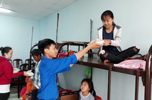 ... mang đến tận giường cho những cụ già, phụ nữ, em nhỏ đi tránh bão. (Ảnh: Cổng thông tin Tỉnh Đoàn Bạc Liêu)