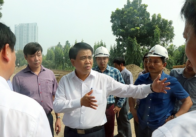 Chủ tịch Hà Nội bất ngờ kiểm tra việc đánh chuyển cây xanh trên đường Phạm Văn Đồng - 1 Gần 10h sáng nay, ông Nguyễn Đức Chung - Chủ tịch UBND TP Hà Nội xuống công trường kiểm tra tiến độ đánh chuyển cây xanh trên đường Phạm Văn Đồng