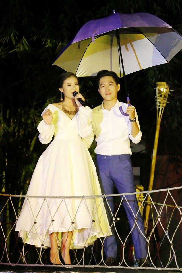 Ấn tượng đêm nhạc bolero phong cách miệt vườn sông nước - 4 Ca sĩ Tùng Anh và Quỳnh Như ngọt ngào trong một tình khúc dưới mưa.