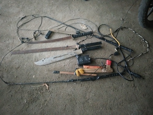 Dụng cụ hành nghề và các hung khí của nhóm cẩu tặc vừa bị lực lượng chức năng thu giữ.