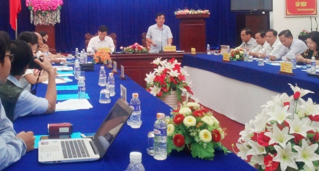Thông tin mới vụ nghỉ làm giám đốc sở vẫn bổ nhiệm hàng loạt cán bộ - 1 Chủ tịch tỉnh Bạc Liêu Dương Thành Trung (người đứng) cho biết, tỉnh vẫn đang xem xét để có hướng xử lý đối với việc bổ nhiệm chức vụ Giám đốc Sở Khoa học & Công nghệ tỉnh.