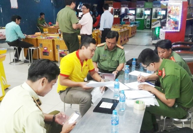 Kiểm tra 38 điểm kinh doanh game bắn cá, có 31 điểm vi phạm - 1 Ngành chức năng đang kiểm tra một điểm kinh doanh game bắn cá trên địa bàn tỉnh Bạc Liêu.