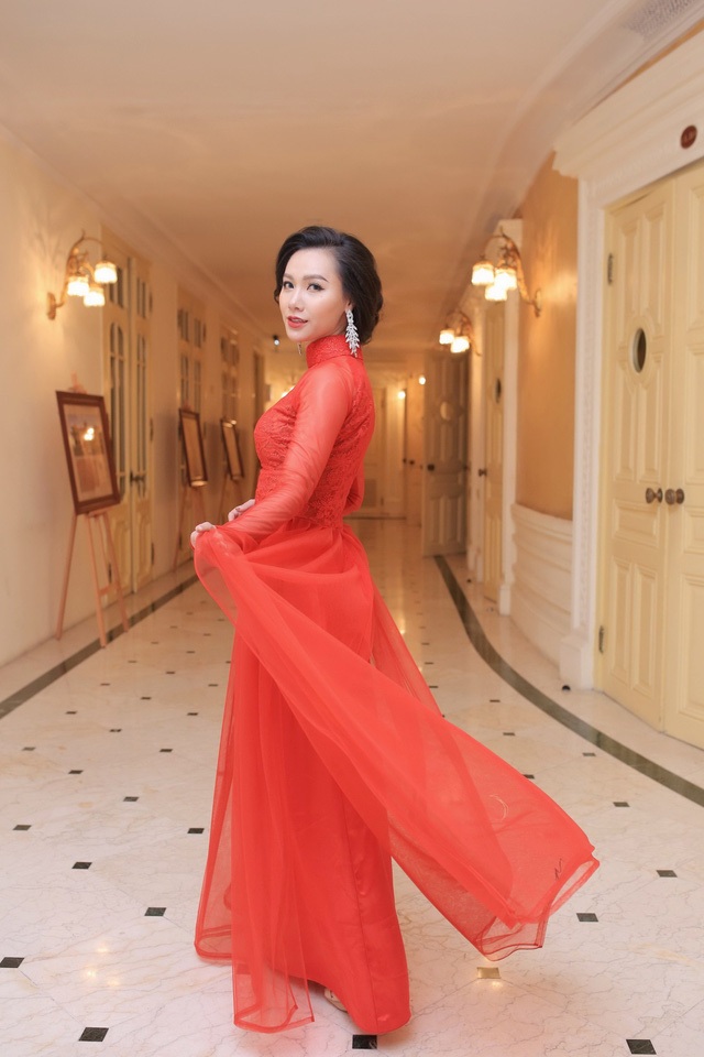 MC Minh Hà thân thiết, duyên dáng bên MC Đức Bảo “Cà phê sáng” - 1 MC Minh Hà trong thiết kế áo dài sắc đỏ duyên dáng. Một niềm vui mới của Minh Hà trong năm nay là chính thức nhận được thẻ nhà báo sau 6 năm gắn bó với VTV3.