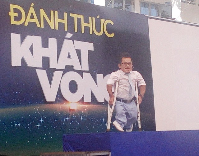 Diễn giả khuyết tật truyền thông điệp thành công đến học sinh THPT - 3 Anh Nguyễn Sơn Lâm dù bị tật 2 chân và cao chỉ khoảng 90 cm, nhưng anh đã chinh phục được đỉnh núi Phanxipăng.