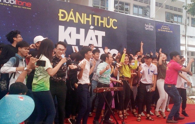 Diễn giả khuyết tật truyền thông điệp thành công đến học sinh THPT - 4 Nhạc sĩ Hà Chương không chỉ truyền thông điệp thành công, mà còn truyền cảm hứng âm nhạc đến các học sinh khi anh có màn biểu diễn rất sôi động.
