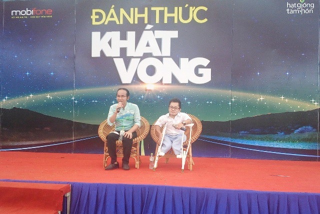 Diễn giả khuyết tật truyền thông điệp thành công đến học sinh THPT - 2 Anh Nguyễn Sơn Lâm (phải) và nhạc sĩ Hà Chương đã chia sẻ những kinh nghiệm quý báu để đi đến thành công trong buổi giao lưu với các học sinh.