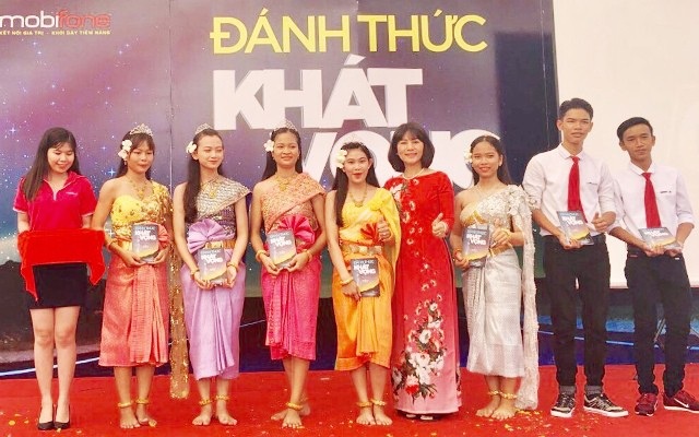 Trao tủ sách “Hạt giống tâm hồn” hướng học sinh đến giá trị sống tốt đẹp - 1 Những cuốn sách Đánh thức khát vọng trong tủ sách Hạt giống tâm hồn được trao tận tay các em học sinh dân tộc Khmer sẽ góp phần khơi dậy và đánh thức tiềm năng vươn lên thành công của các em.