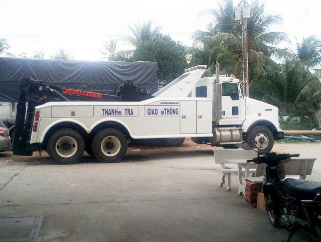 Sẽ có “mưa” tiền xu qua trạm BOT Cai Lậy? - 5 Xe kéo hạng nặng của Cục Đường bộ vẫn đang đậu ở sân Trạm BOT Cai Lậy sáng 4/12.