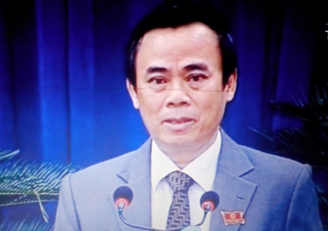 "Truy" Phó Giám đốc Sở chuyện bệnh viện nghìn tỷ chậm trễ mà nhiều lần được gia hạn - 1 Phó Giám đốc Sở KH&ĐT tỉnh Bạc Liêu Phạm Thành Hiến trả lời chất vấn về các dự án bệnh viện đầu tư chậm tiến độ.