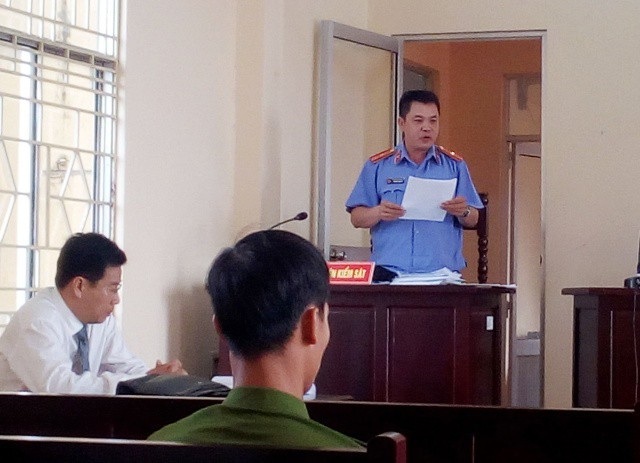 Dùng ly thủy tinh ném mẹ nhưng trúng con: Tòa tuyên 2 năm tù, bị cáo tiếp tục kháng cáo! - 1
Đại diện Viện kiểm sát huyện Vĩnh Lợi đánh giá vụ việc đã gây hoang mang dư luận. Trong khi đó, Luật sư Trần Bá Học (bào chữa cho bị cáo Tiến) cho rằng, cáo buộc như vậy là hơi quá.