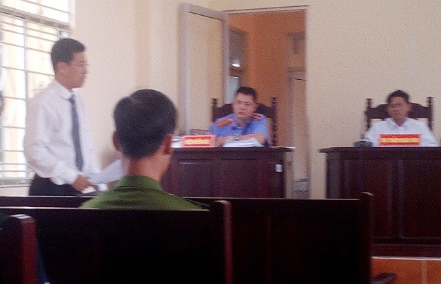 Dùng ly thủy tinh ném mẹ nhưng trúng con: Tòa tuyên 2 năm tù, bị cáo tiếp tục kháng cáo! - 2
Luật sư Trần Bá Học (bào chữa cho bị cáo Tiến) nêu quan điểm: Hành vi này chỉ là Vô ý gây thương tích chứ hoàn toàn không phải là Cố ý gây thương tích.