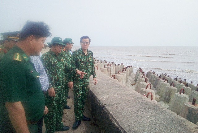 Triển khai ứng phó bão không tốt thì xử lý trách nhiệm! - 1 Bí thư Tỉnh ủy Bạc Liêu Nguyễn Quang Dương (ngoài cùng bên phải) cùng Chủ tịch tỉnh Dương Thành Trung (người chỉ tay) kiểm tra đê kè Gành Hào chiều ngày 24/12.