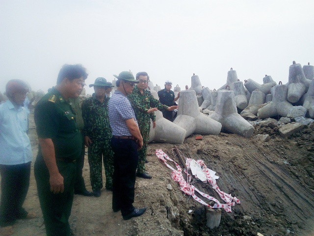Công tác ứng phó bão số 16 là cuộc diễn tập nghiêm túc - 1
Bí thư Tỉnh ủy Bạc Liêu Nguyễn Quang Dương (người đưa tay) chỉ đạo công tác ứng phó bão số 16 vừa qua tại huyện Đông Hải, tỉnh Bạc Liêu. (Ảnh: Huỳnh Hải)