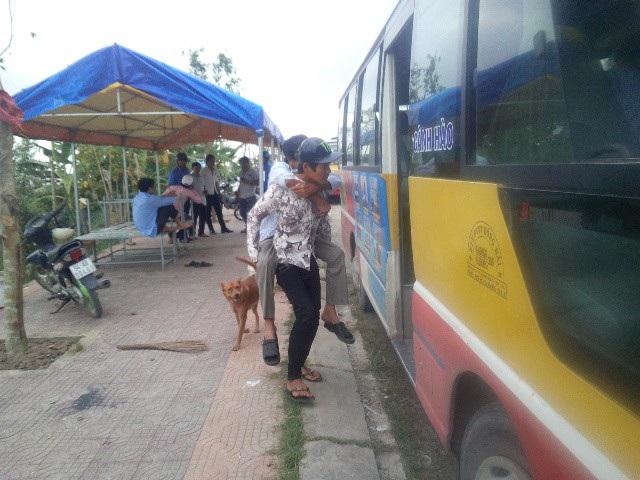 Triển khai ứng phó bão không tốt thì xử lý trách nhiệm! - 7 Một cụ già được cõng ra xe để đi ra nơi an toàn.