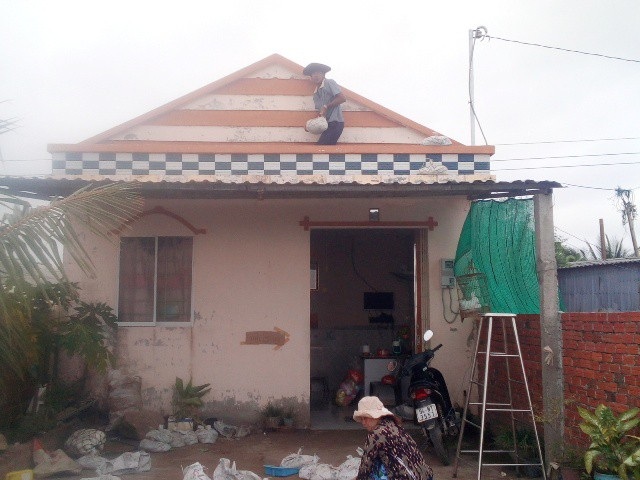 Triển khai ứng phó bão không tốt thì xử lý trách nhiệm! - 6 Hơn 16 chiều, có hộ dân mới chằng chống nhà cửa.