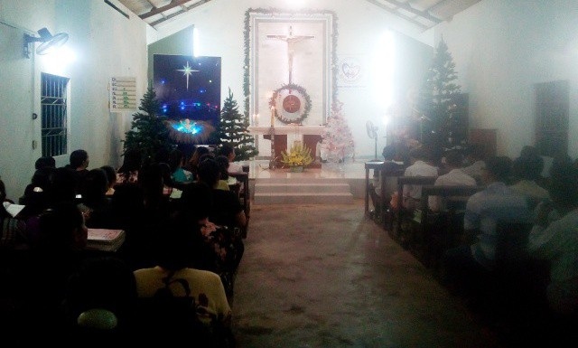 Rộn ràng đêm Noel khắp cả nước - 87 Một nhà thờ nhỏ làm thánh lễ giáng sinh lặng lẽ, nhưng ấm áp.