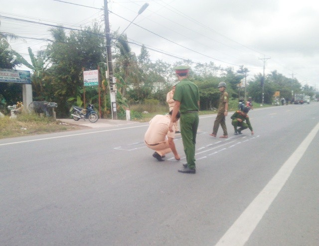 3 xe tải tông nhau, một tài xế kẹt cứng trong cabin - 2 Lực lượng chức năng đang điều tra vụ tai nạn.