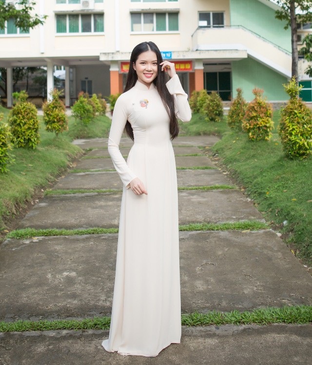 Hoa khôi Huỳnh Thúy Vi gửi lời chúc mừng Ngày Nhà giáo Việt Nam - 3 Hoa khôi Huỳnh Thúy Vi dịu dàng trong tà áo trắng trở về trường cũ thăm lại thầy cô giáo dạy mình ở bậc Cao đẳng.
